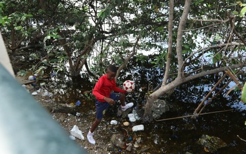 Braulio SImisterra después de ‘salvar ’uno de los balones que cayó en el estero.