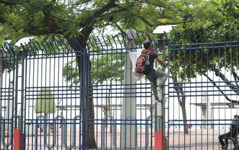 Este tipo de situaciones se ha vuelto común en el Malecón. Frente a ello, la ciudadanía exige orden.