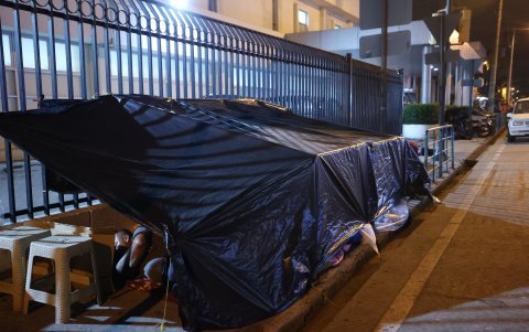 Refugio. Otros lo hacen armando techos con fundas de basura