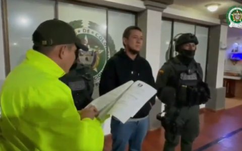 Momento en el que le leen sus derechos a alias el Gato en Colombia.
