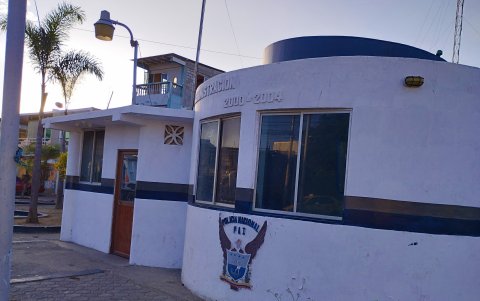 Salinas. La comunidad decidió proteger la UPC para evitar que se haga guarida de mendigos.