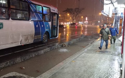 En Sauces 6, los peatones intentan resguardarse de la lluvia bajo los techos de los locales.