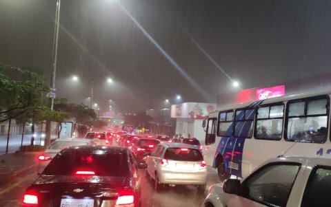 En la avenida Las Aguas, en el norte, el tráfico quedó paralizado la noche del 9 de febrero.