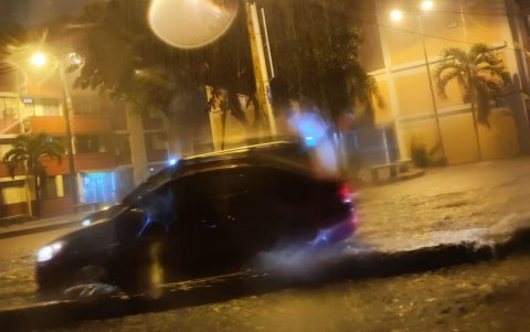 En este momento, las calles están inundadas por el puente que conecta con la avenida Vicente Trujillo, en el sur de Guayaquil.