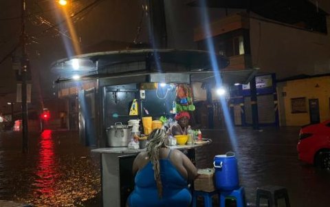 Comerciantes venden en pleno aguacero.
