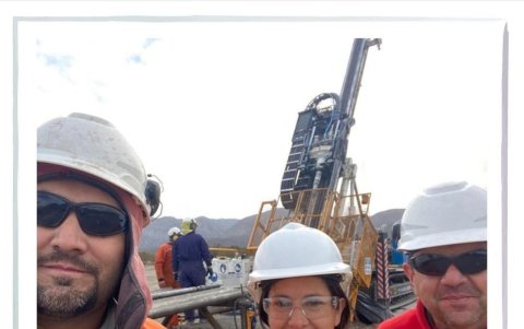 Junto a su equipo en una mina en San Juan, Argentina.
