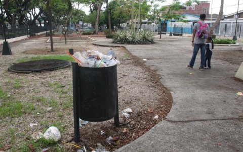Los tachos de basura no han sido desocupados desde hace más de un mes.