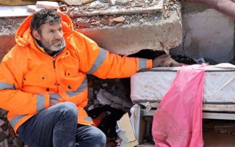 Desconsolado, sin capacidad de articular palabra, Mesut Hancer se resiste a soltar la mano de su hija.