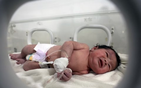 La bebé rescatada de entre los escombros es el último superviviente de su familia