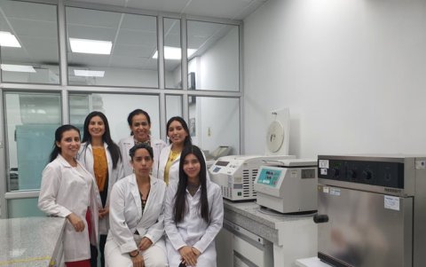 Fabiola Cornejo (de pie, tercera desde la izquierda) es Ingeniera en Alimentos. Su área de investigación son las propiedades fisicoquímicas de los alimentos