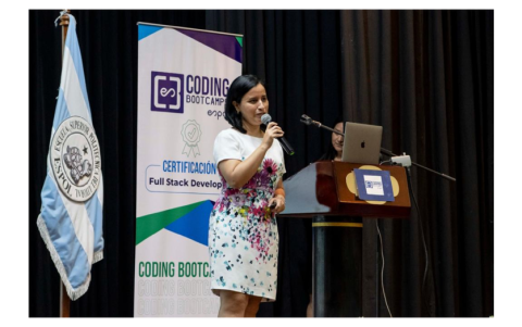 Carmen Vaca es Ingeniera en Computación. Su especialidad es el modelamiento del comportamiento humano y discurso político usando Big Data