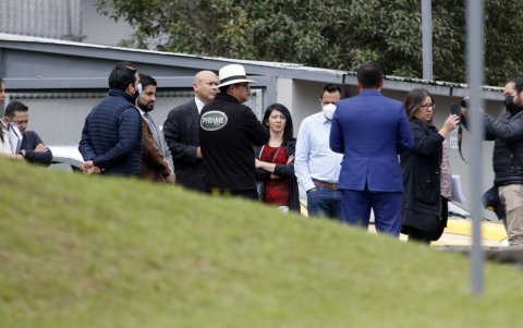 Apostados. En las instalaciones de Guamaní, una parte de la gente afectada esperaba la salida del juez para conocer detalles de la diligencia