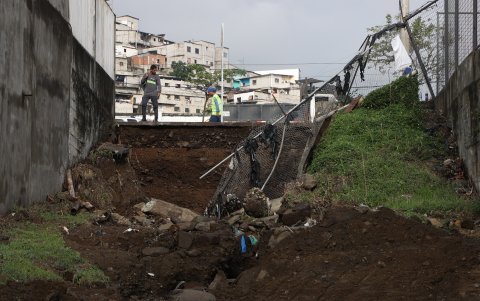 Deslizamientos. En Urdenor 2, al norte de Guayaquil, la caída del muro se produjo porque la tierra cedió, debido a la fuerte lluvia. Varios carros y viviendas sufrieron daños.
