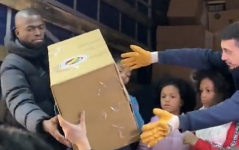 Enner Valencia ayuda en brigadas para apoyar a las víctimas del terremoto en Turquía.