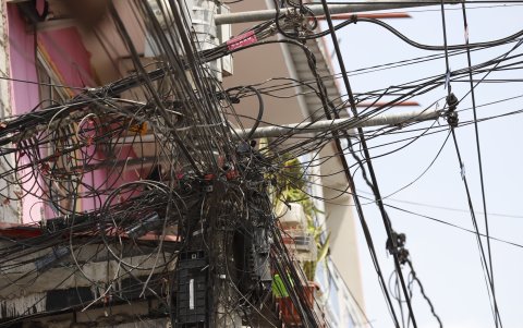Cableríos . Los cables enredados, que cuelgan desde los postes y que están cerca de las ventanas, ahondan el deprimente panorama del Barrio Cuba.