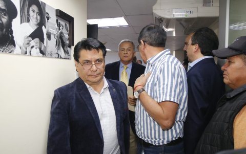 Carlos Figueroa y Aland Molestina abandonaron la sesión denunciando una convocatoria que no cumplía ciertos requisitos.