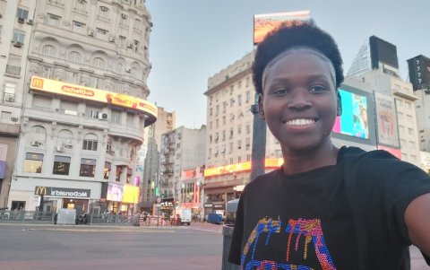 La futbolista que creció en la Cooperativa Nueva Ciudad, de la Isla Trinitaria, tiene una beca de estudios y aprovecha sus ratos libre en Argentina para conocer más del país.