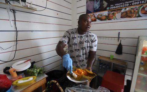 Figura. Don Caicedo, como lo conocen a Medina, llega al lugar pasado el mediodía, donde varias personas lo esperan.