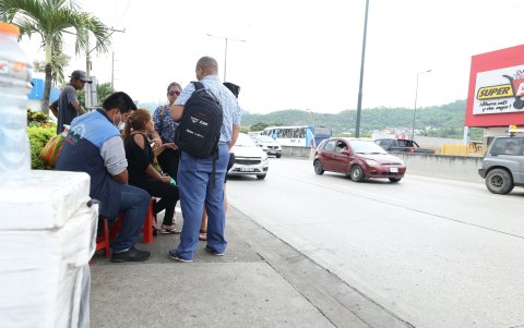 Escena. Familiares de Brando Borja llegaron a la morgue. Piden justicia.