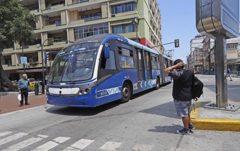 Una unidad de la Metrovía, en el centro de Guayaquil.