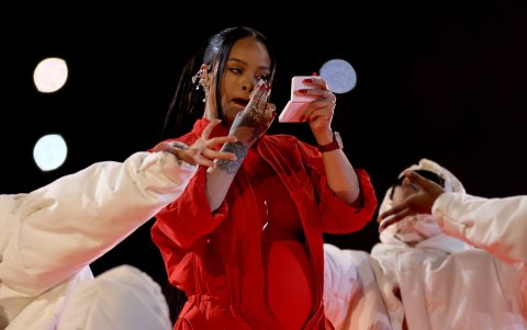 Un momento que no pasó despercibido: Rihanna se retoca el maquillaje.