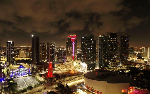 Otra toma del Paramount Miami Worldcenter, de 60 pisos y situado frente a la bahía de Vizcaya, en Miami (Florida).