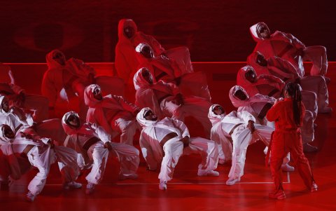 La acompañó en cuerpo de baile totalmente vestido de blanco, que contrastaba con el rojo del vestido de la nacida en Barbaddos.
