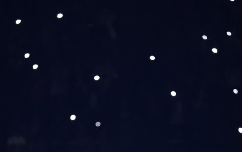 El maxiabrigo que llevó la artista al inicio del show es de Alaïa.