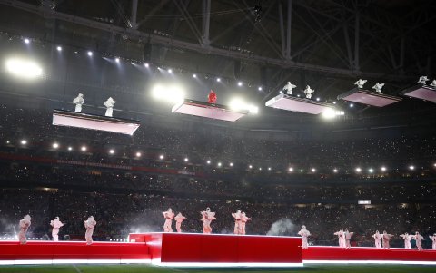 El maxiabrigo que llevó la artista al inicio del show es de Alaïa.