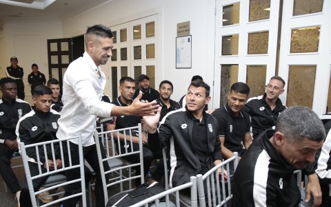 El Negro Figueroa saluda con sus nuevos compañeros del Cuniburo.