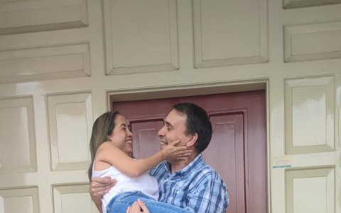 Esta pareja de un holandés y una ecuatoriana demuestran su amor