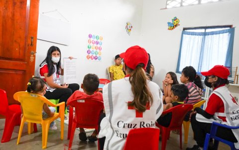 Labores. Un grupo de niños escucha de una voluntaria de la Cruz Roja del Guayas la lectura del cuento ‘¡Hola María!’.