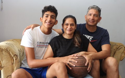 El jugador con su mamá Mariela y su padre Julio, quien mide 1,95.
