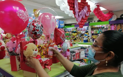 Tienda. En el almacén Fantasías del Conquistador, en el Policentro, una trabajadora alista un regalo.