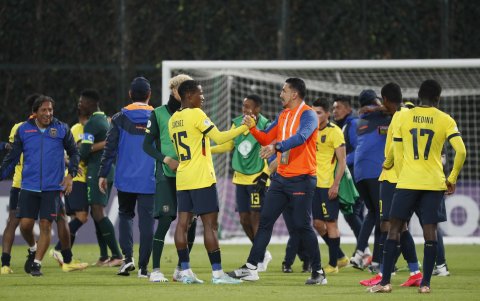 Pese a que se vio a Bran festejar con los jugadores (c), el técnico no seguiría.