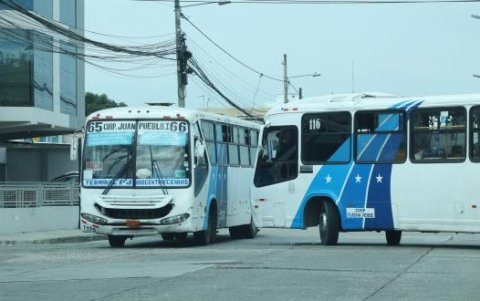 Conductores y peatones se quejan por el caos que se genera en esta esquina, debido a que los choferes de buses se reportan con los ‘tarjeteros.