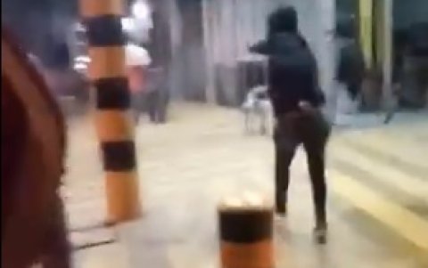 Pantallazo de un video que se hizo viral de sicarios asesinando a un hombre.