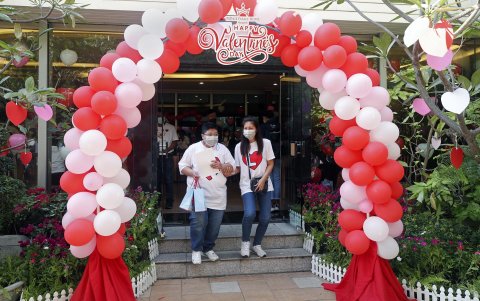 La terraza del Prince Palace Hotel de Bangkok fue el escenario para que las parejas oficializaran, aunque de forma simbólica, su enlace.