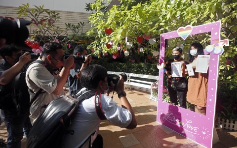 La terraza del Prince Palace Hotel de Bangkok fue el escenario para que las parejas oficializaran, aunque de forma simbólica, su enlace.