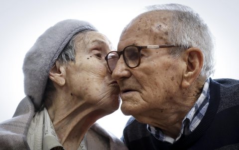 Cuando la enfermedad h.izo inevitable su traslado a una residencia, él decidió ingresar con su mujer voluntariamente, pese a no padecer patologías y ser totalmente independiente y válido, y siguen compartiendo su día a día