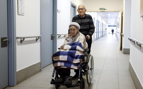 En la residencia Amavir Puente de Vallecas de Madrid, donde comparten habitación desde hace algo más de un año y medio.