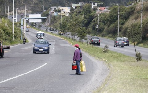 Gualo. La gente sortea los carros que van a más de 90 kilómetros.