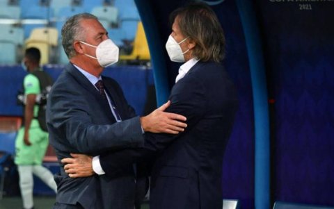 Ricardo Gareca (d) contó que conversó con Gustavo Alfaro (i), quien dirigió a Ecuador.