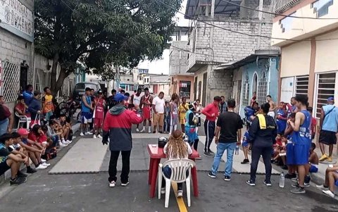 El Team Malvinas Boxing arma rings en las calles en su afán de hacer combates de prueba.