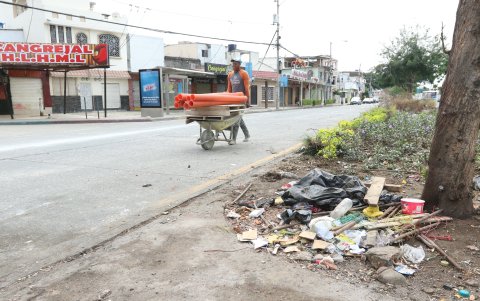 El asambleísta Marcos Molina recorrió sectores del norte de la ciudad, donde comprobó la existencia de muchos roedores por los botaderos de basura.