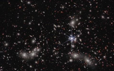 Los astrónomos estiman que 50.000 fuentes de luz en el infrarrojo cercano están representadas en esta imagen del telescopio espacial James Webb de la NASA, ESA y CSA.