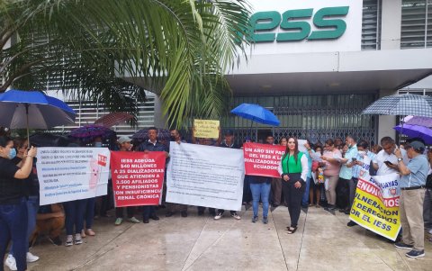 Protesta de la asociación de centros de diálisis al pie de la Caja del Seguro, en el centro de Guayaquil.