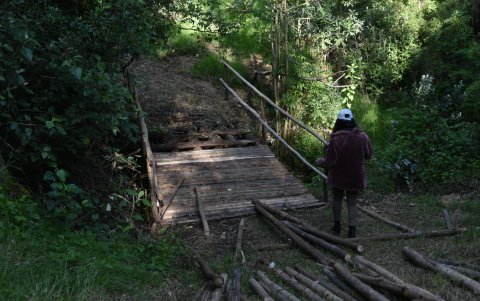 Obras. El puente del barrio Carlos Gavilanes, en Salgolquí (Pichincha), es construido por los vecinos, pues es la ruta de escape hacia el cerro Jatumpungo