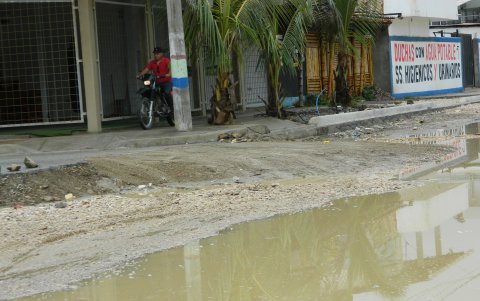 Con la reciente lluvia, fue imposible cruzar la ruta a pie, en carro o moto. Las angostas aceras ayudaron a desplazarse.