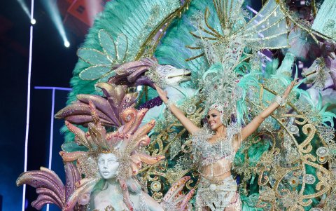 La candidata Carmen Luna con la fantasía Un Mar de Conciencia durante la Gala de Elección de la Reina del Carnaval de Santa Cruz de Tenerife 2023 que se celebra en el Recinto Ferial de la capital tinerfeña